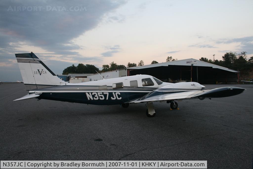 N357JC, 2000 Piper PA-34-220T C/N 3449172, Taking pictures one evening.