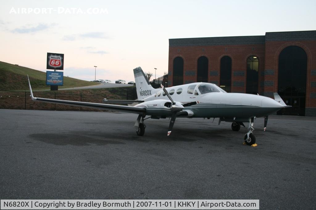 N6820X, 1981 Cessna 414A Chancellor C/N 414A0675, Taking pictures one evening.