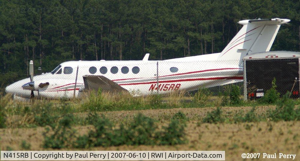 N415RB, 1995 Beech B200 King Air C/N BB-1513, Parked near the hangars