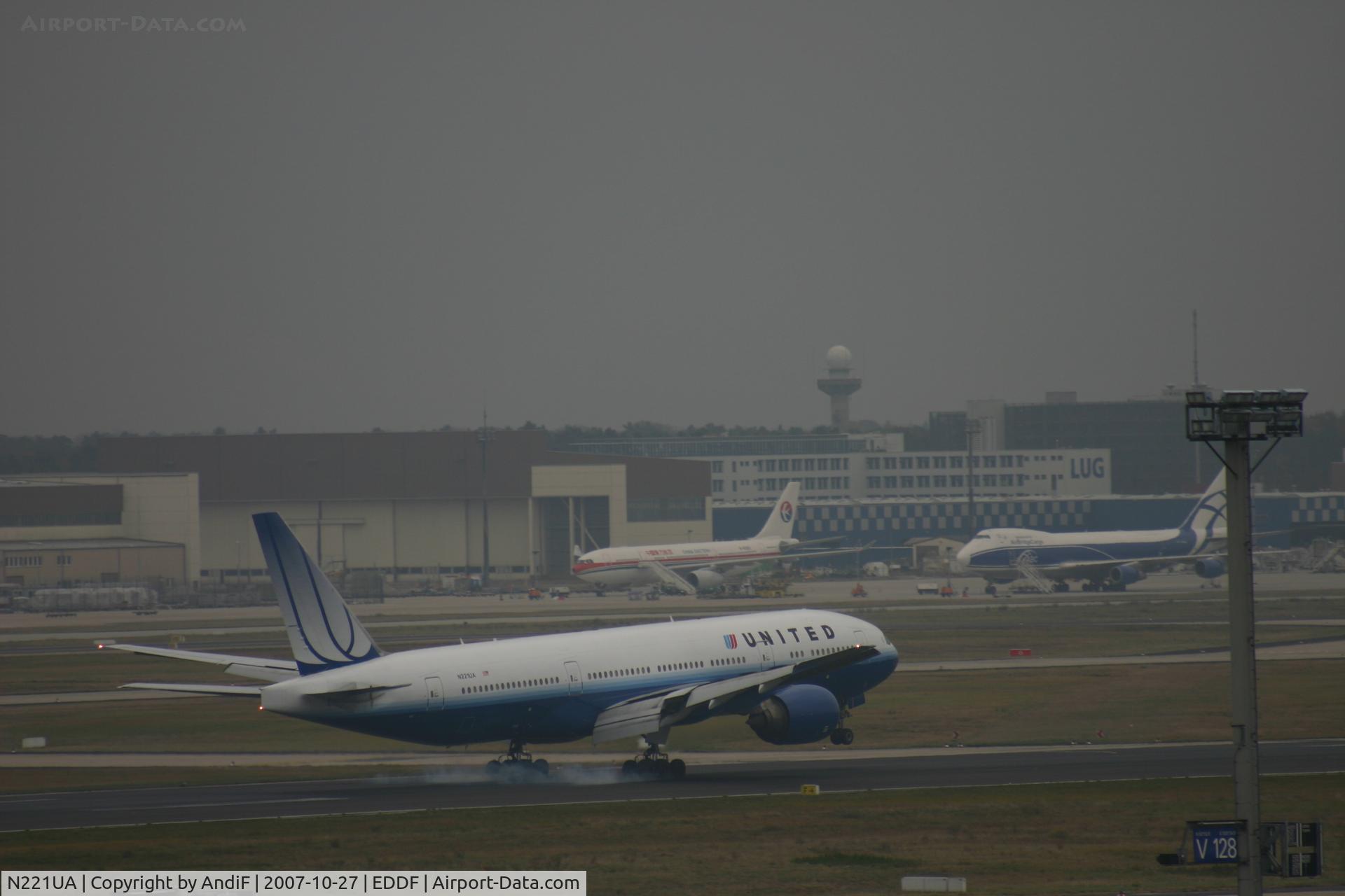 N221UA, 2001 Boeing 777-222 C/N 30552, US-Boy