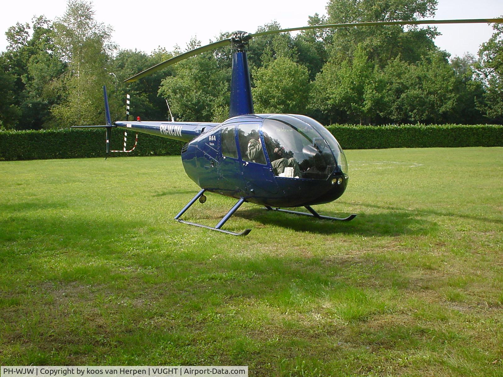 PH-WJW, 1994 Robinson R44 Astro C/N 0093, Private garden
