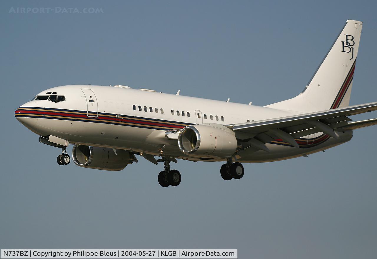 N737BZ, Cessna 172N C/N 17269303, As you will see, the previous picture and mine show a Boeing BBJ and not the de-registered Cessna. Final rwy 30. Have a look at the two domes on the fuselage above the first windows. cn 29102/101.