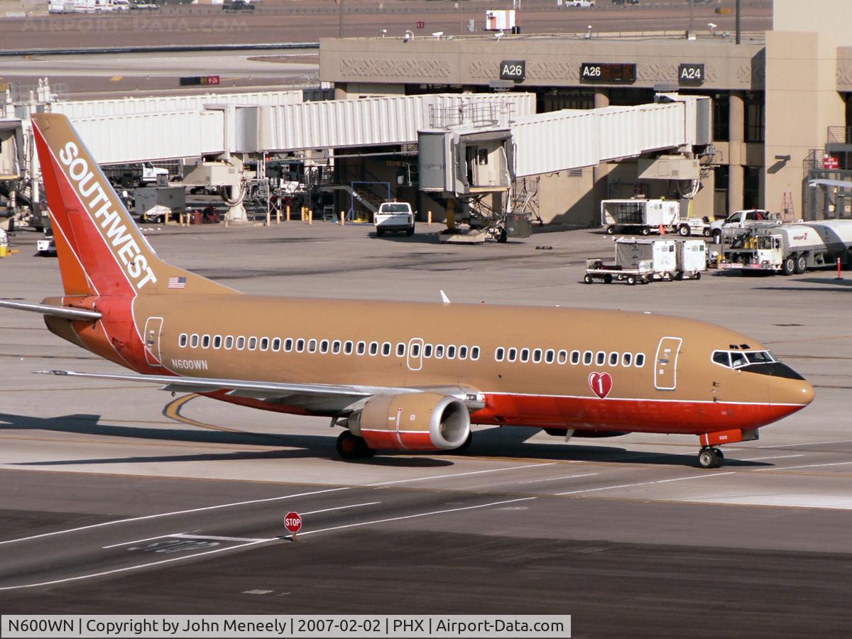 N600WN, 1995 Boeing 737-3H4 C/N 27694, Taxiing south between Terminals 3 & 4