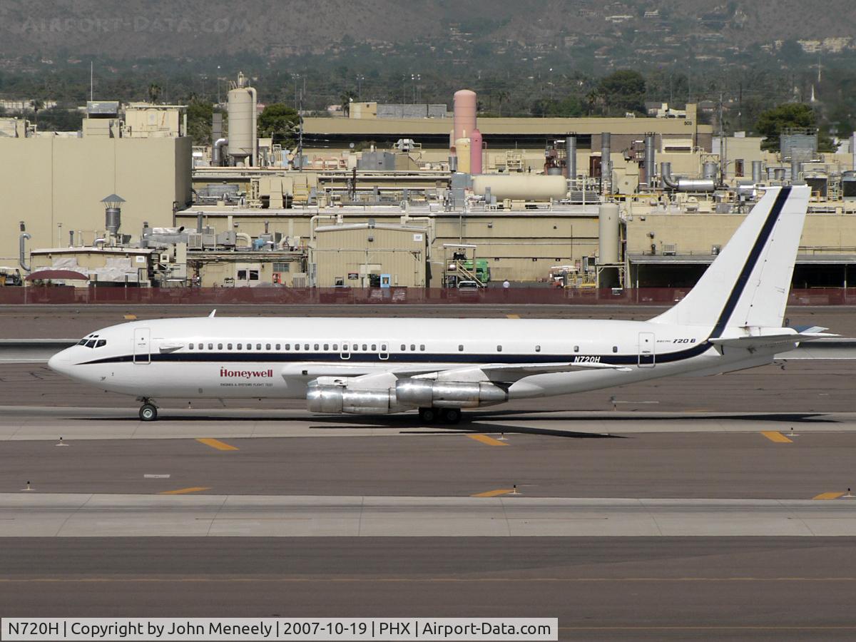N720H, 1961 Boeing 720-051B C/N 18384, Honeywell's 720 taxiing to its parking spot on the north side of the airport.