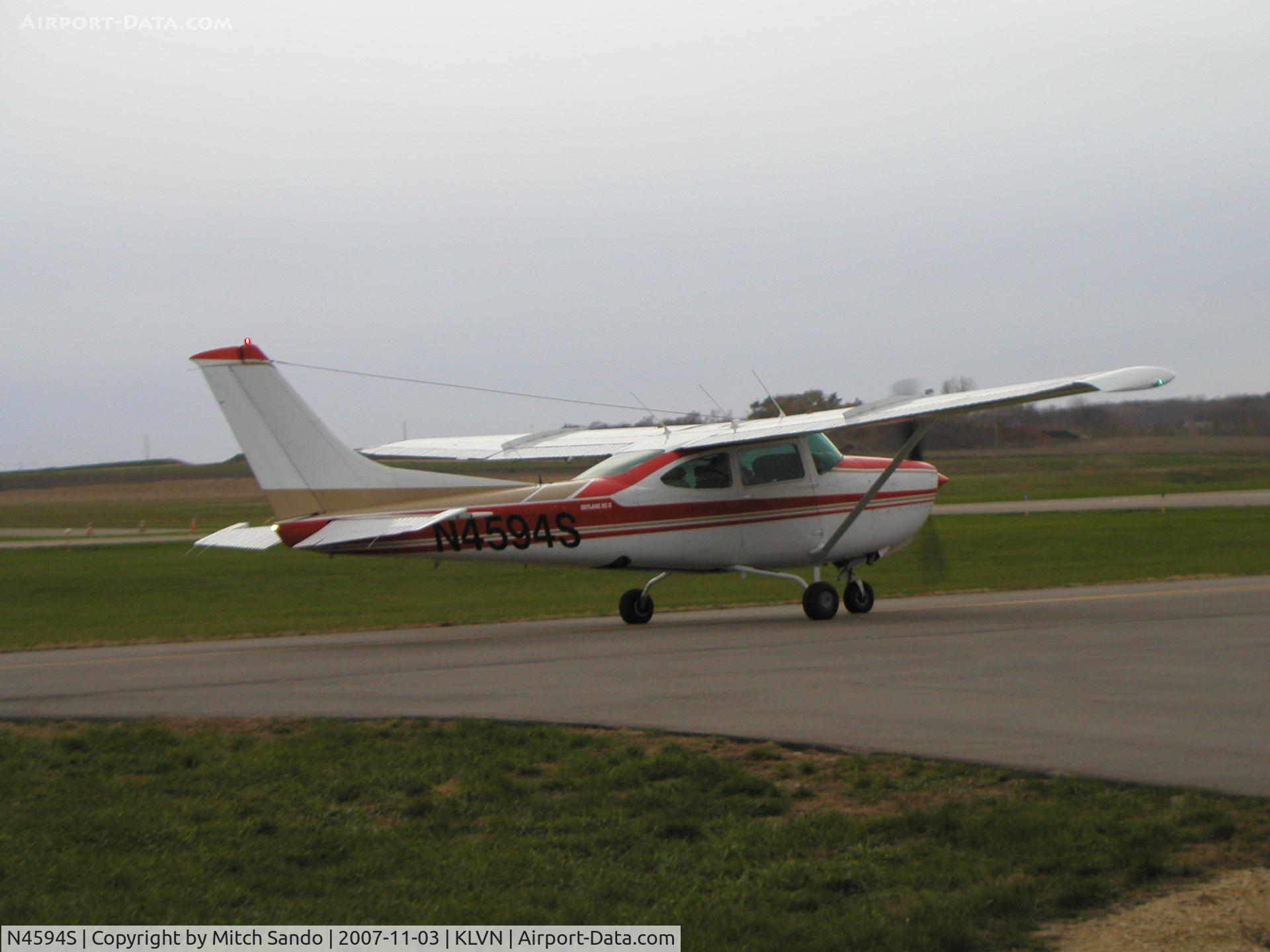 N4594S, Cessna R182 Skylane RG C/N R18201351, Taxiing to Runway 12.