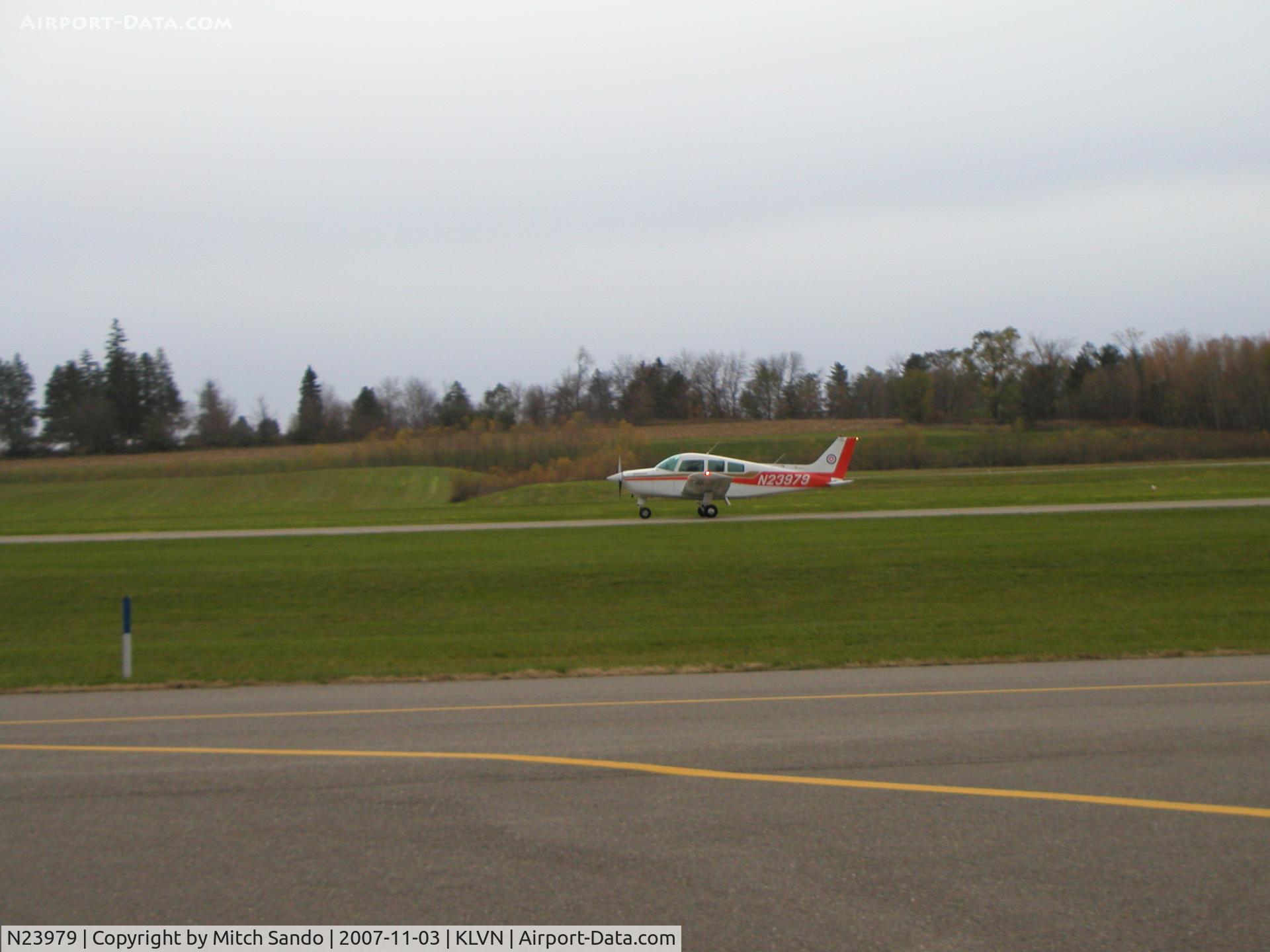 N23979, 1977 Beech C23 Sundowner 180 C/N M-1908, Landing Runway 12.