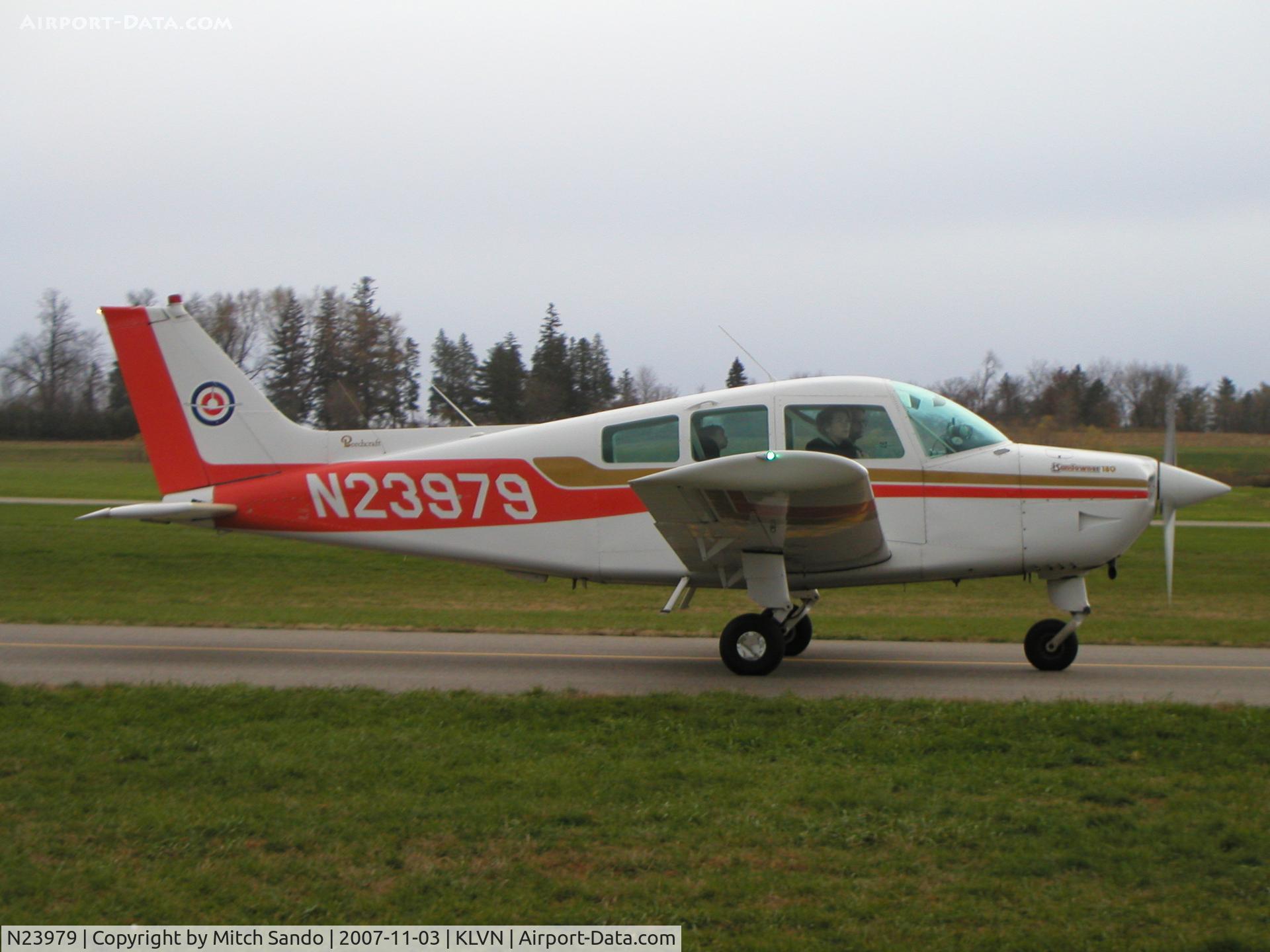 N23979, 1977 Beech C23 Sundowner 180 C/N M-1908, Taxiing to the ramp.