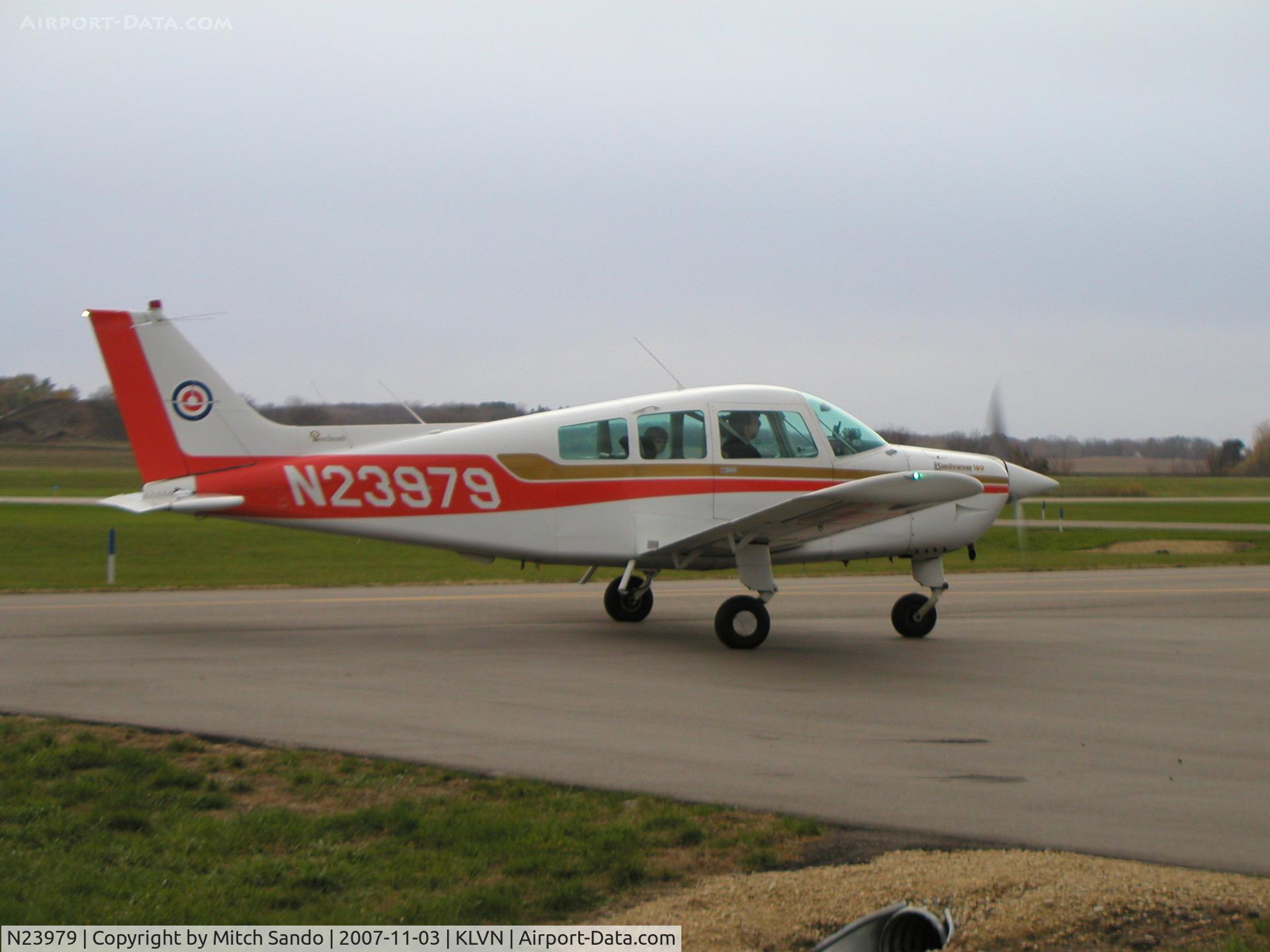 N23979, 1977 Beech C23 Sundowner 180 C/N M-1908, Taxiing to the ramp.