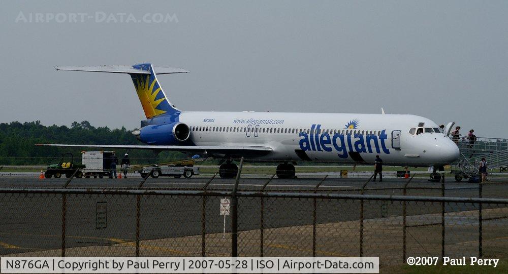 N876GA, 1995 McDonnell Douglas MD-83 (DC-9-83) C/N 53469, Service at the terminal