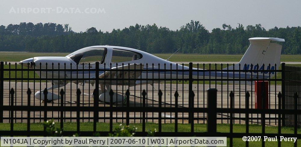 N104JA, 2004 Diamond DA-40 Diamond Star C/N 40.440, Appearing very hard to reach