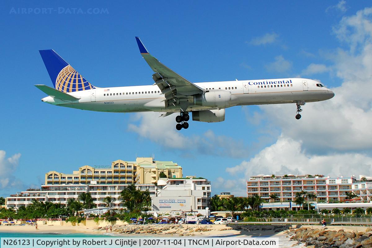 N26123, 1997 Boeing 757-224 C/N 28966, Continental gliding in on PAPI