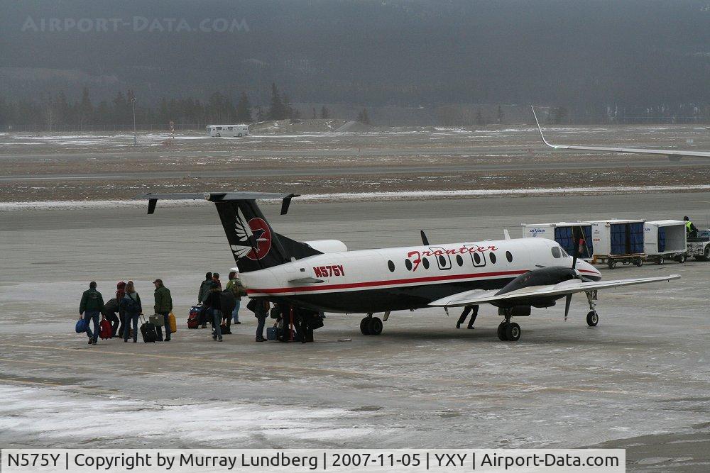 N575Y, 1991 Beech 1900C C/N UC-162, Unloading passengers in a light snow.