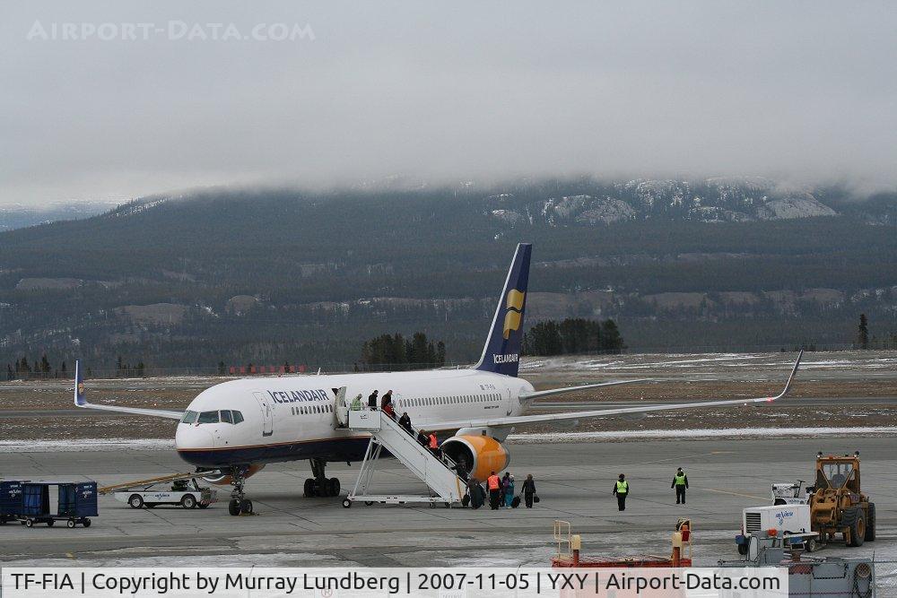 TF-FIA, 2000 Boeing 757-256 C/N 29310, Unloading passengers on the ramp in a light snow.