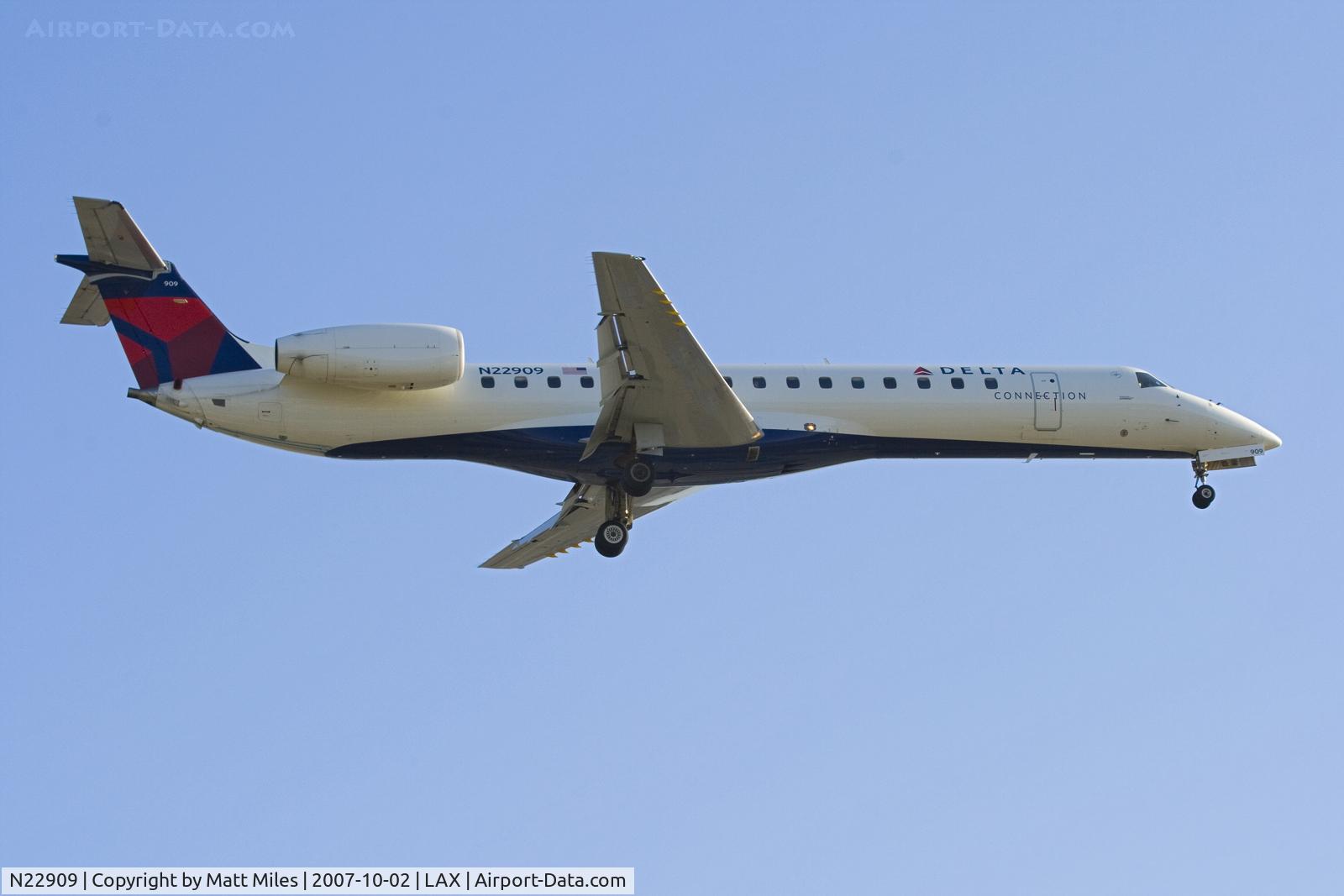 N22909, 2001 Embraer ERJ-145LR (EMB-145LR) C/N 145459, Final for 25R at LAX