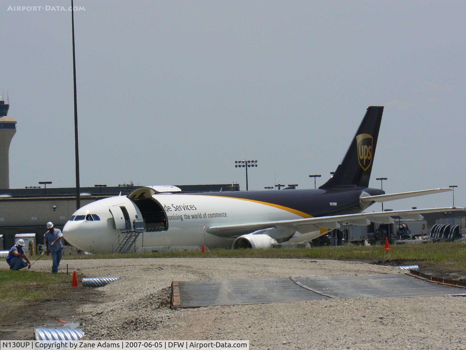 N130UP, 2001 Airbus A300F4-622R C/N 0814, At the UPS ramp