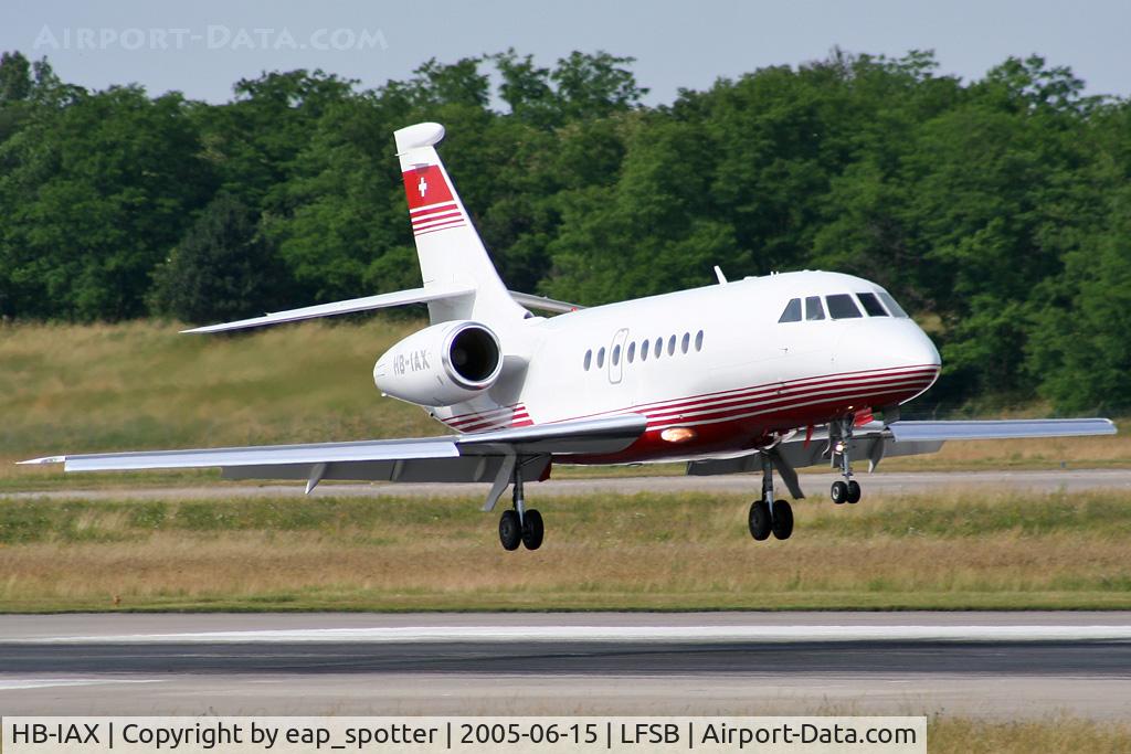 HB-IAX, 1996 Dassault Falcon 2000 C/N 33, landing on rwy 16