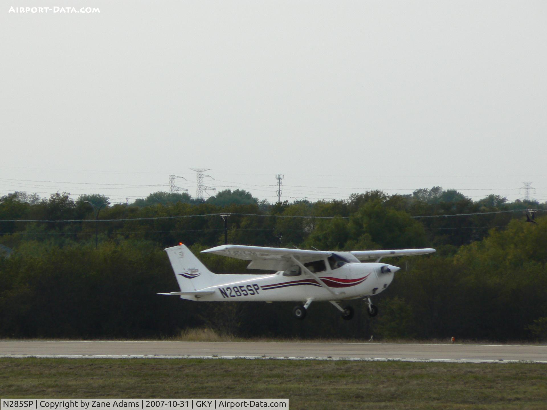 N285SP, 1999 Cessna 172S C/N 172S8236, Landing!