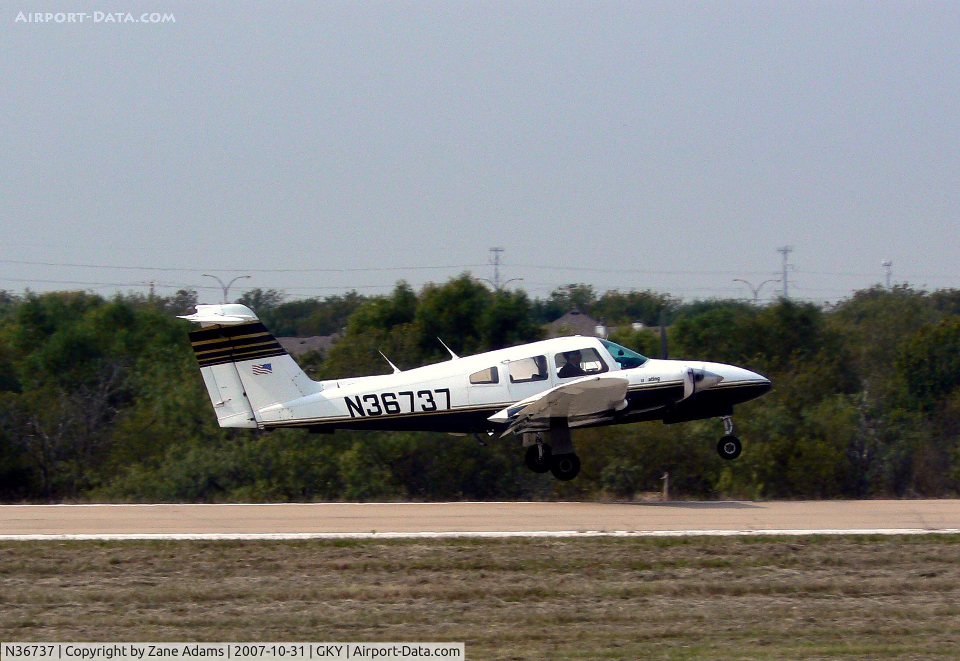 N36737, 1978 Piper PA-44-180 Seminole C/N 44-7995006, Landing at Arlington