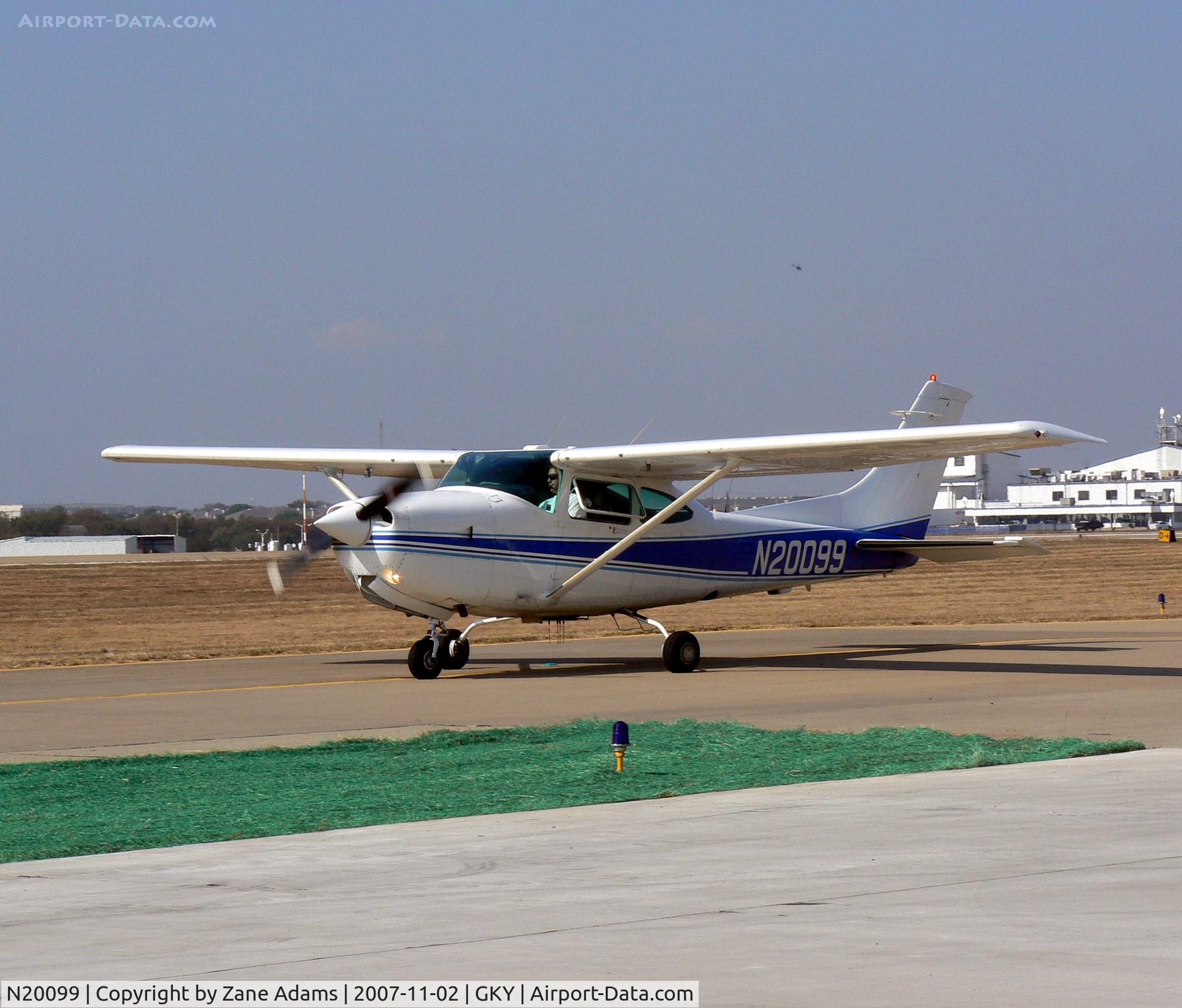 N20099, 1982 Cessna R182 Skylane RG C/N R18201922, Good Looking Airplane!