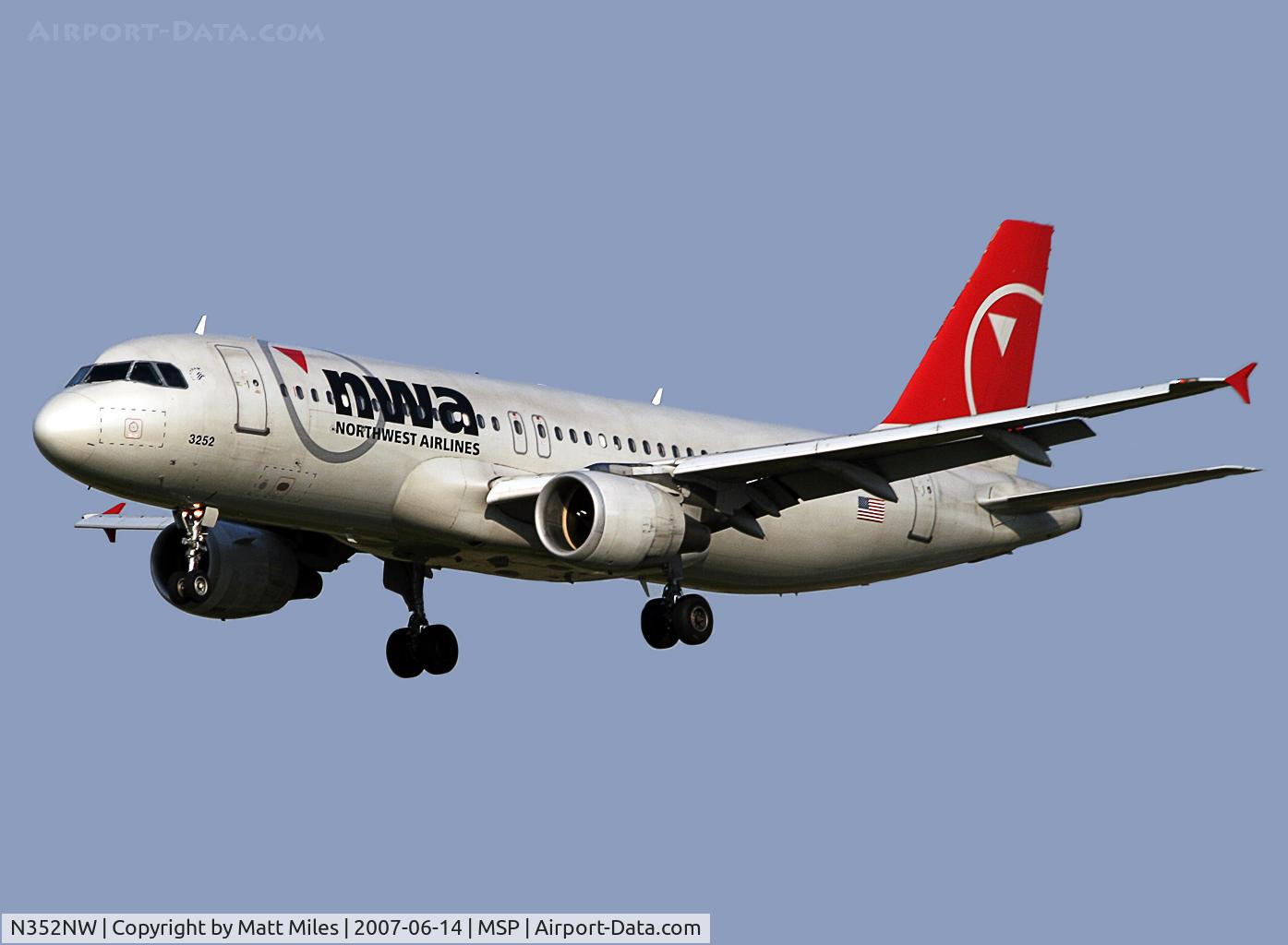 N352NW, 1998 Airbus A320-212 C/N 778, Final for 12R at MSP