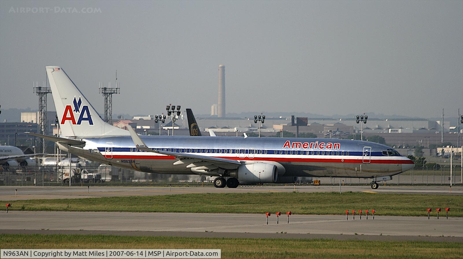 N963AN, 2001 Boeing 737-823 C/N 29543, taxiing for departure from RWY 17 @ MSP - headed for ORD