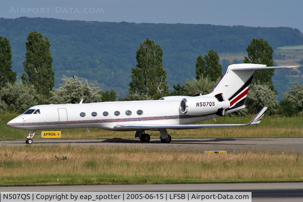 N507QS, 2000 Gulfstream Aerospace G-V C/N 625, taxi on bravo