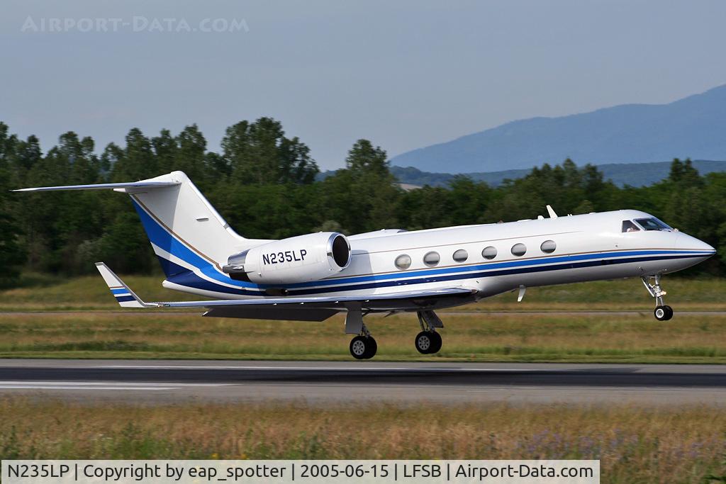N235LP, 1997 Gulfstream Aerospace G-IV C/N 1336, landing on rwy 16