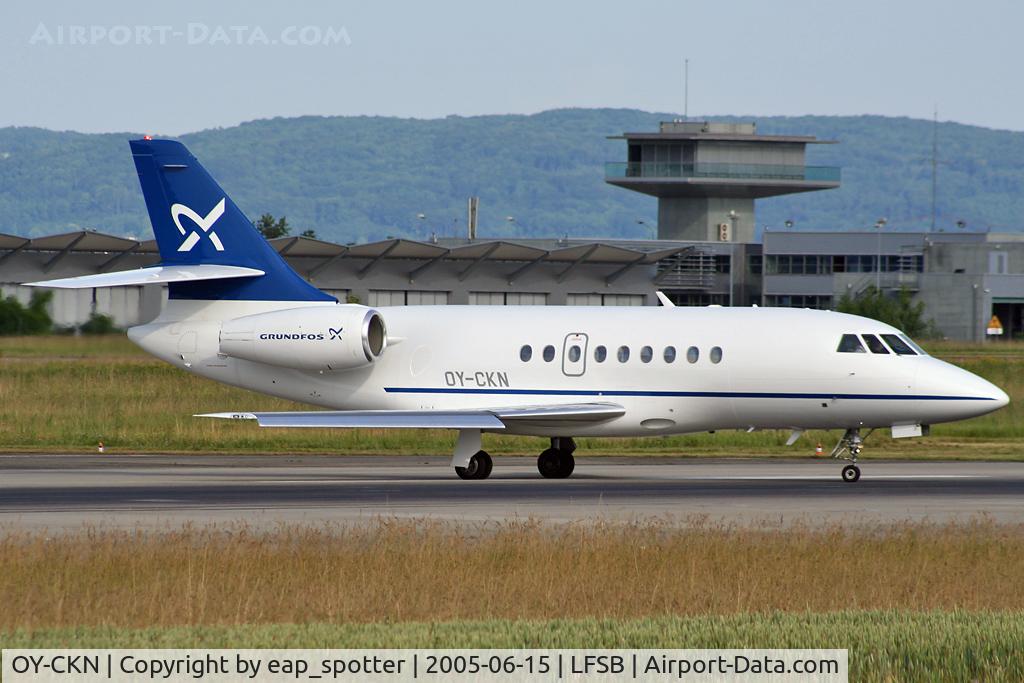 OY-CKN, 1998 Dassault Falcon 2000 C/N 76, lining up rwy 16