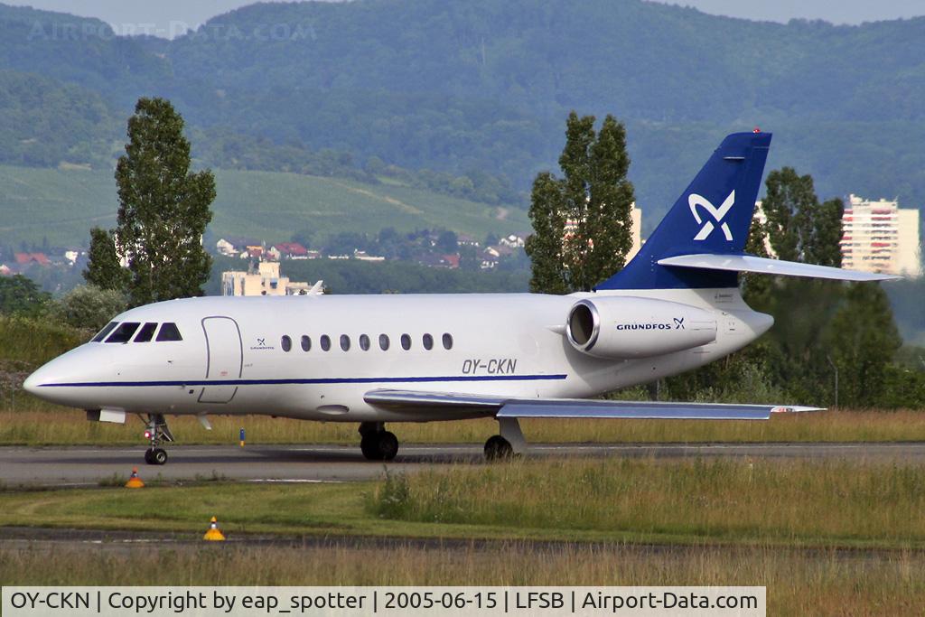 OY-CKN, 1998 Dassault Falcon 2000 C/N 76, taxi on bravo