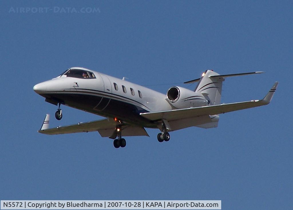 N5572, 1982 Gates Learjet 55 C/N 072, Approach to 17L