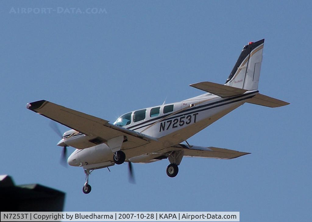 N7253T, 1985 Beech 58 Baron C/N TH-1462, Approach to 17L (object to the left is hanger that got in the way)