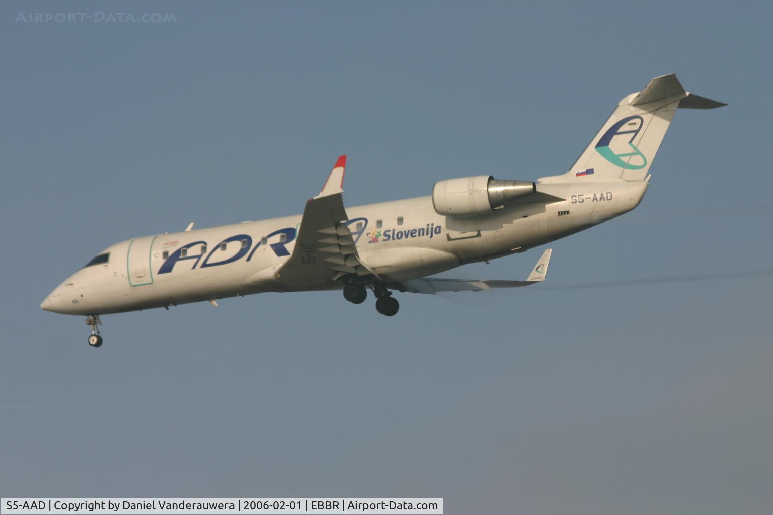 S5-AAD, 1997 Canadair CRJ-200LR (CL-600-2B19) C/N 7166, flight JP376 is descending to rwy 25L