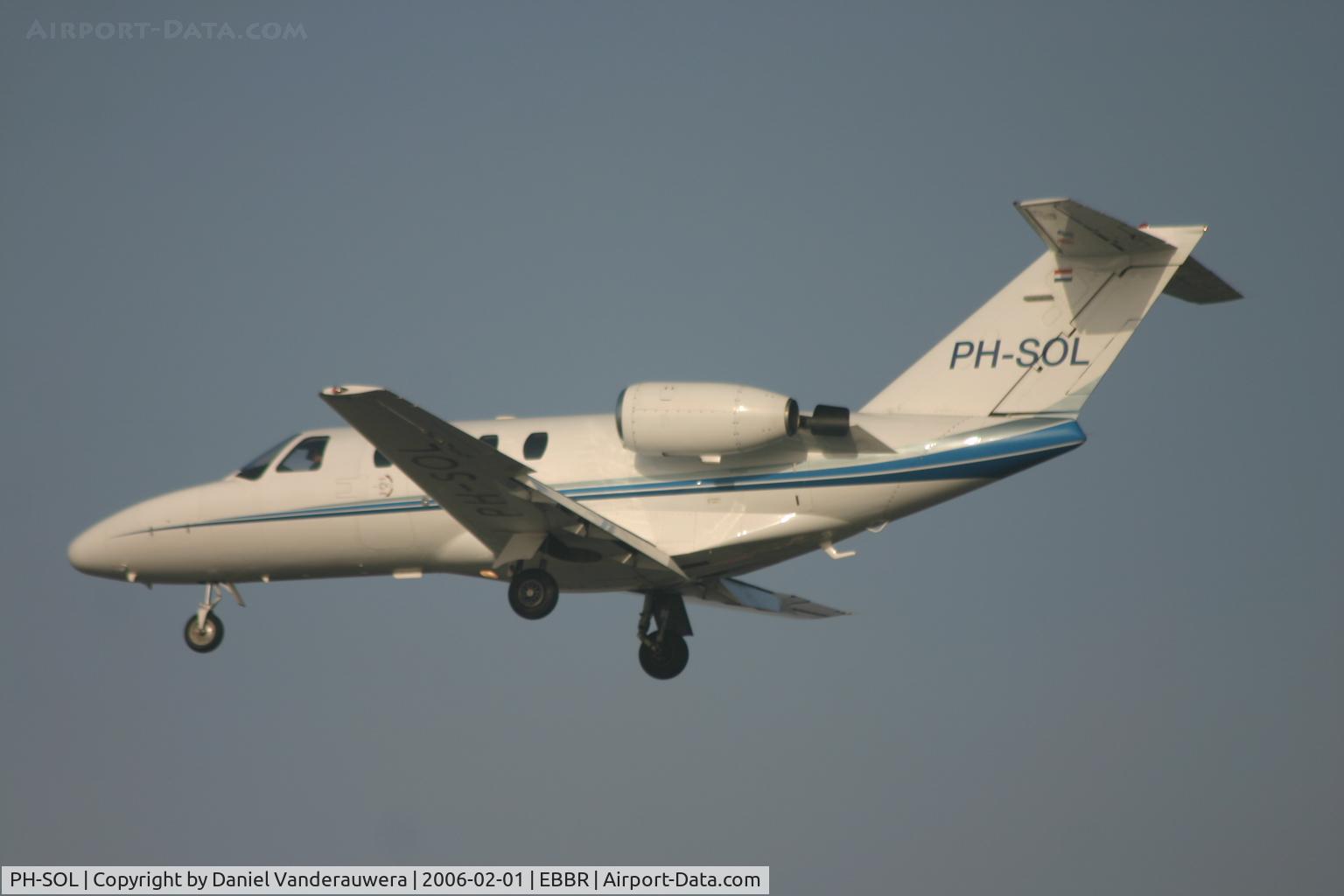 PH-SOL, 2001 Cessna 525 CitationJet CJ1 C/N 525-0417, descending to rwy 25L