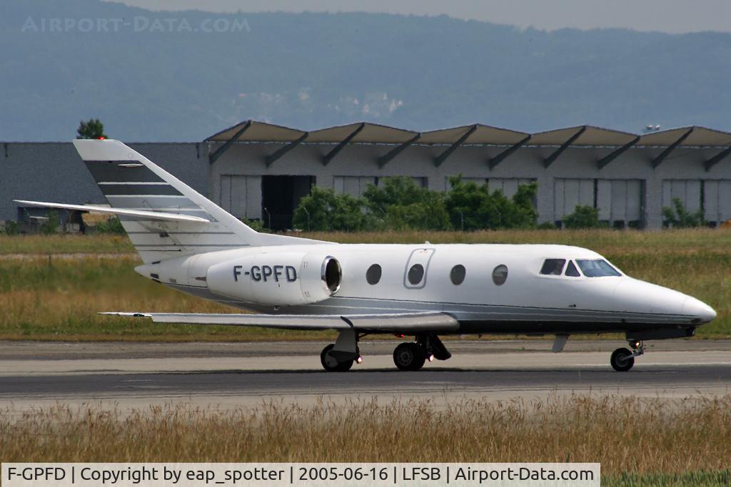F-GPFD, 1988 Dassault Falcon 10 C/N 221, lining up rwy 16
