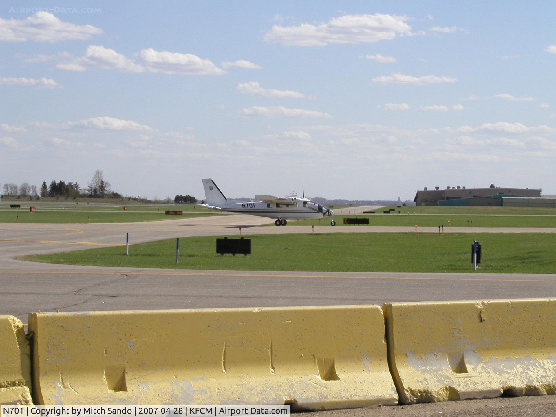 N701, 1990 Partenavia P-68 Observer 2 C/N 390-03-0B2, Landing Runway 28R.