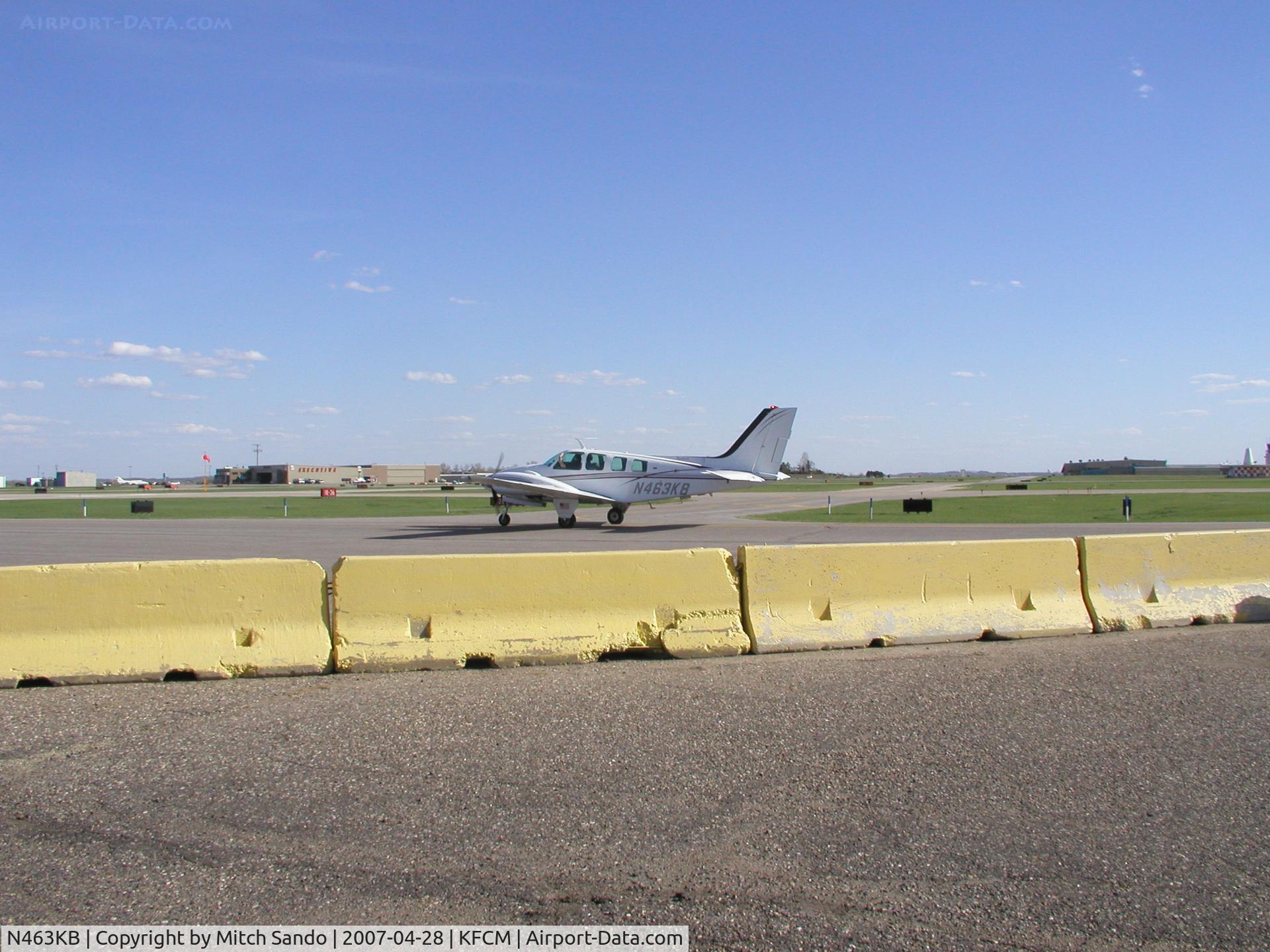 N463KB, 1972 Beech 58 Baron C/N TH-278, Taxiing to Elliott Aviation.