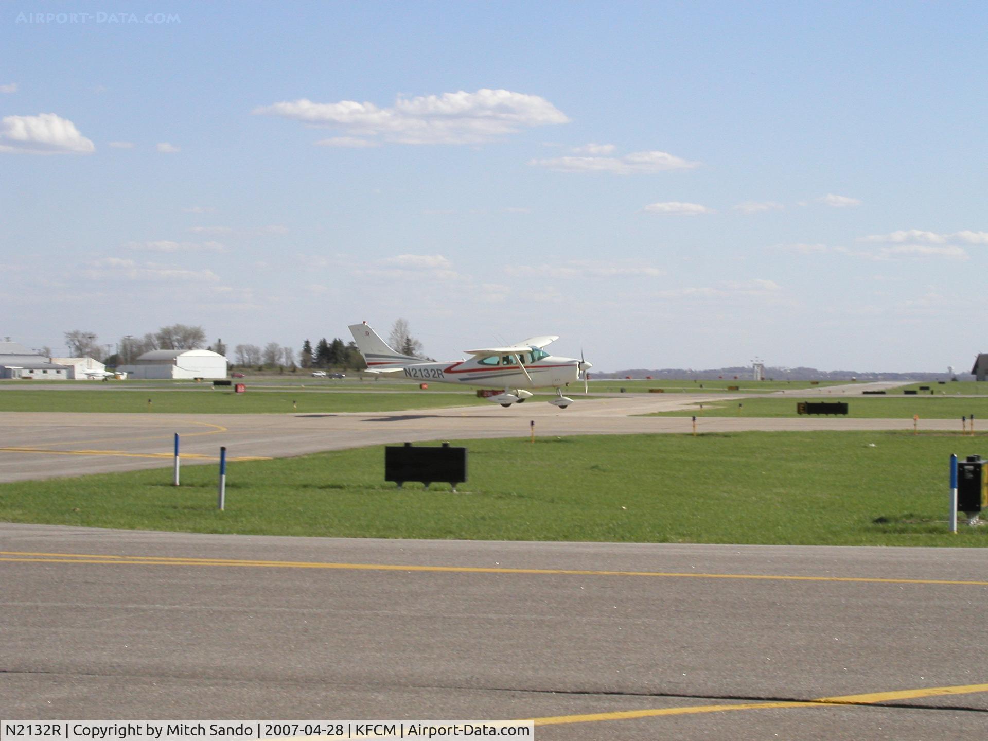 N2132R, 1964 Cessna 182G Skylane C/N 18255332, Landing Runway 28R.