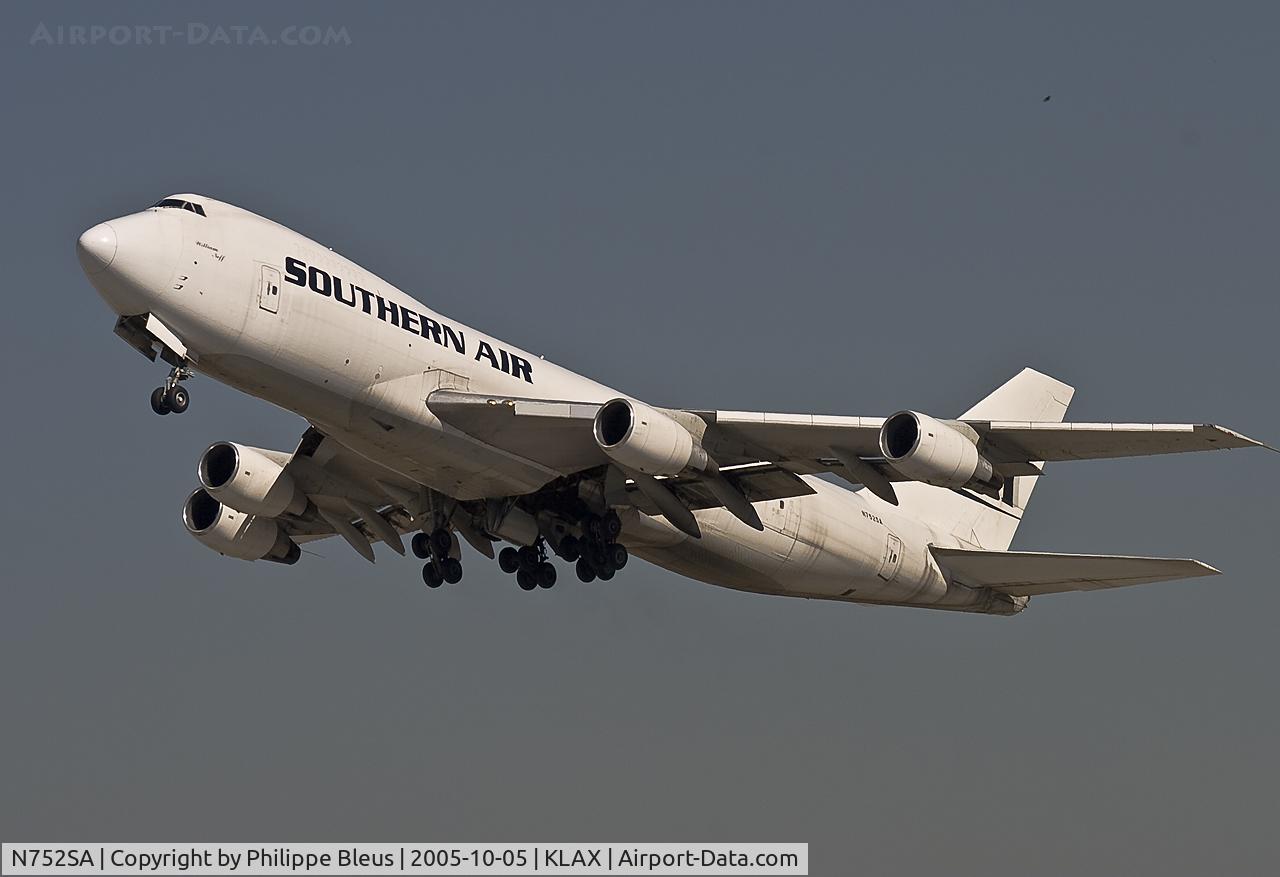 N752SA, 1976 Boeing 747-228F C/N 21255, Climbing from rwy 25L. Car (plane) wash needed.