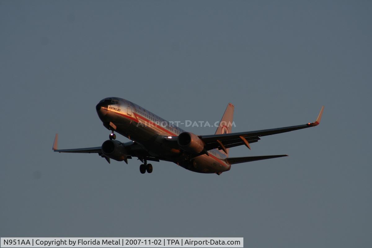 N951AA, 2000 Boeing 737-823 C/N 29538, American retro