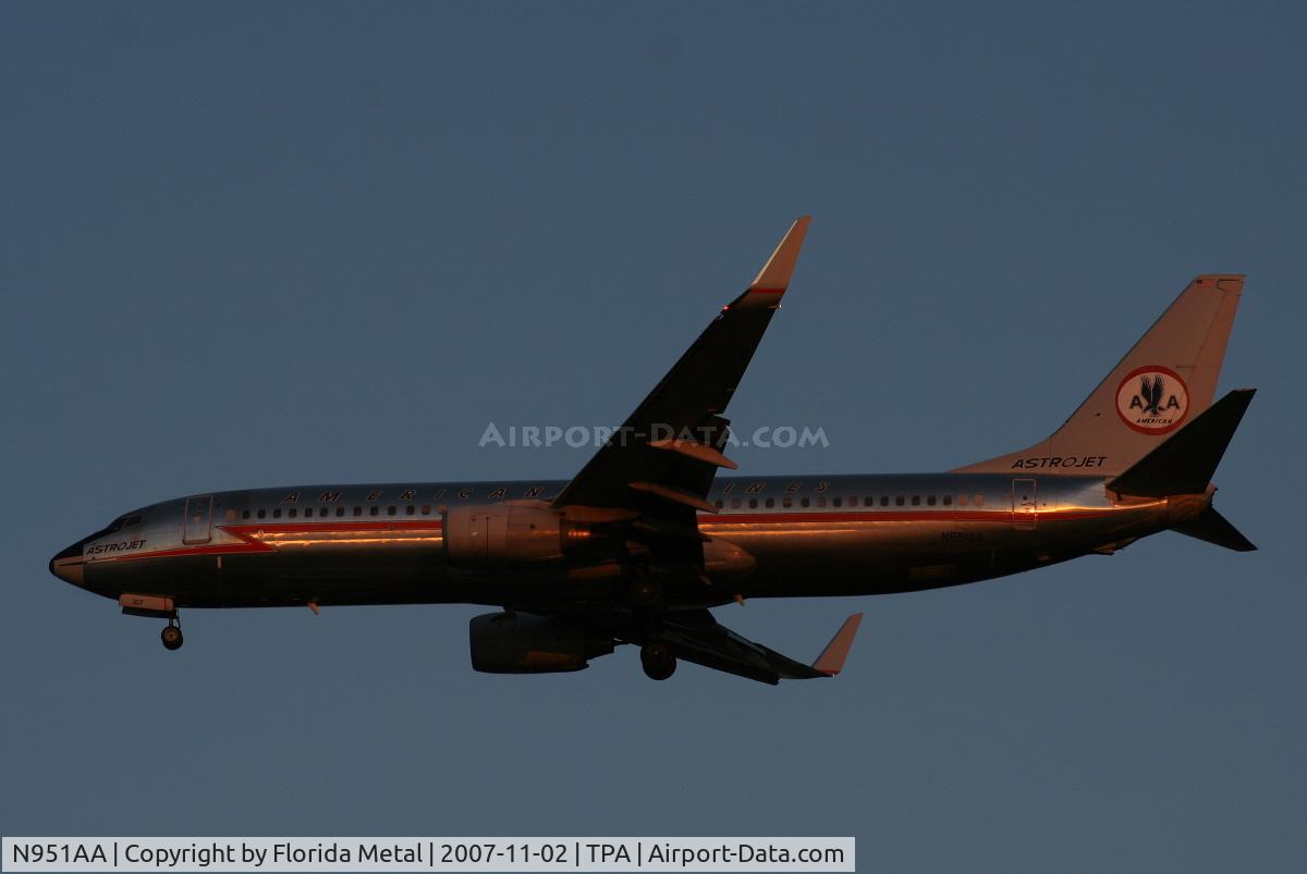 N951AA, 2000 Boeing 737-823 C/N 29538, American retro