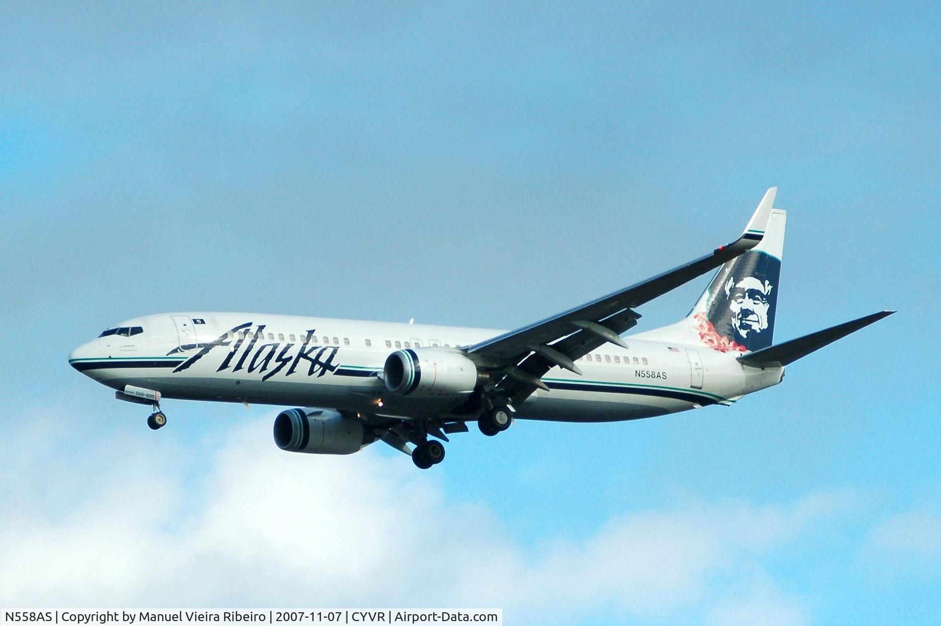 N558AS, 2006 Boeing 737-890 C/N 35177, wearing Hawaiian lei to commerate flight to Hawaii