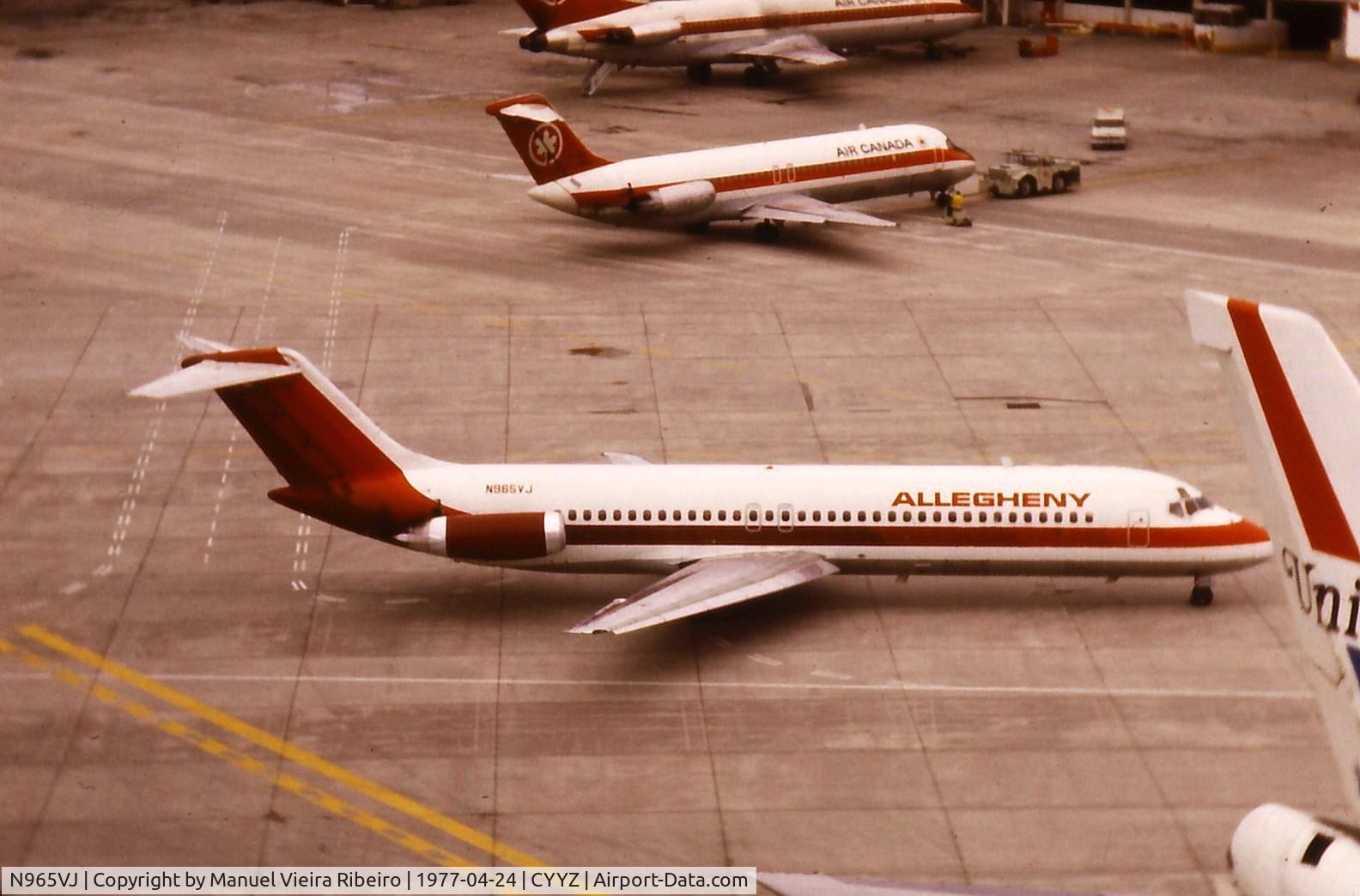N965VJ, 1969 Douglas DC-9-31 C/N 47374, taxying between the old terminal 1 and 2 at Toronto