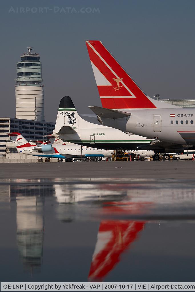 OE-LNP, 2002 Boeing 737-8Z9 C/N 30420, Lauda Air Boeing 737-800 - reflection