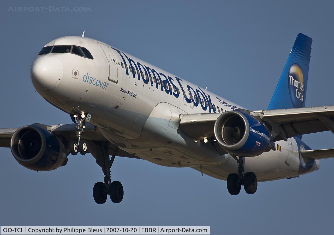 OO-TCL, 1994 Airbus A320-212 C/N 436, Discover on short final rwy 25L. 500mm handheld.