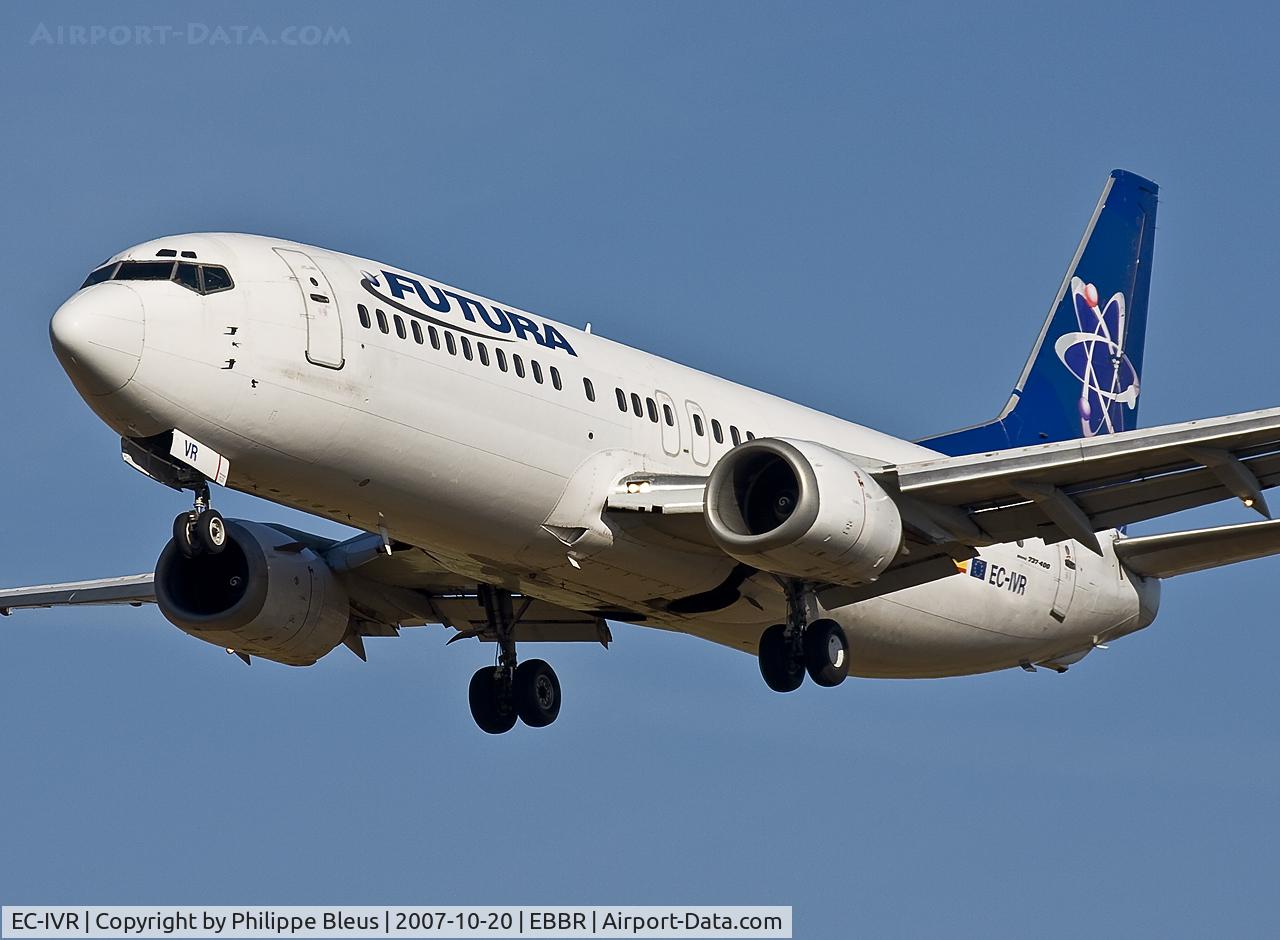 EC-IVR, 1989 Boeing 737-408 C/N 24352, Spanish guest on short final rwy 25L.