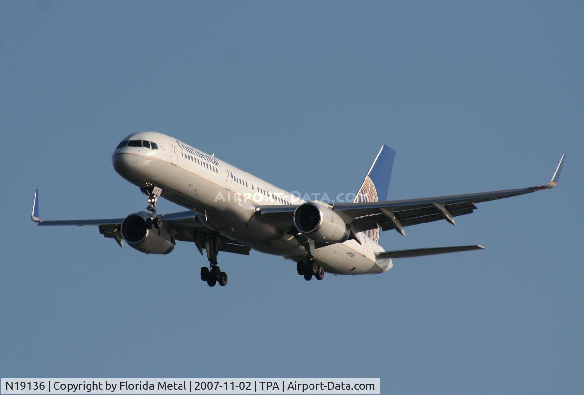 N19136, 1999 Boeing 757-224 C/N 29285, Continental