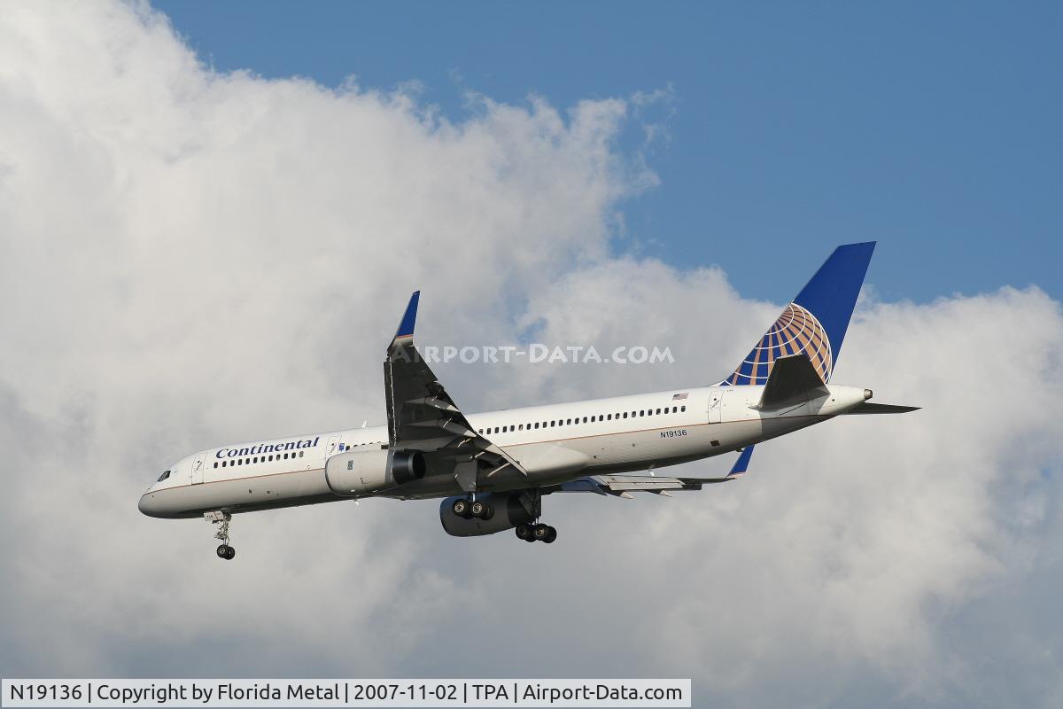 N19136, 1999 Boeing 757-224 C/N 29285, Continental
