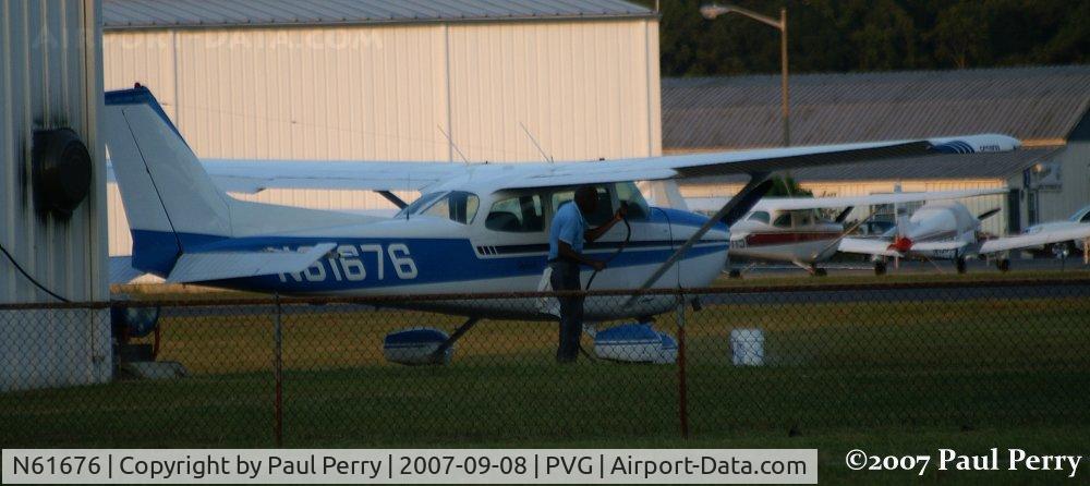 N61676, 1975 Cessna 172M C/N 17264721, Loosks good, nice and shiny