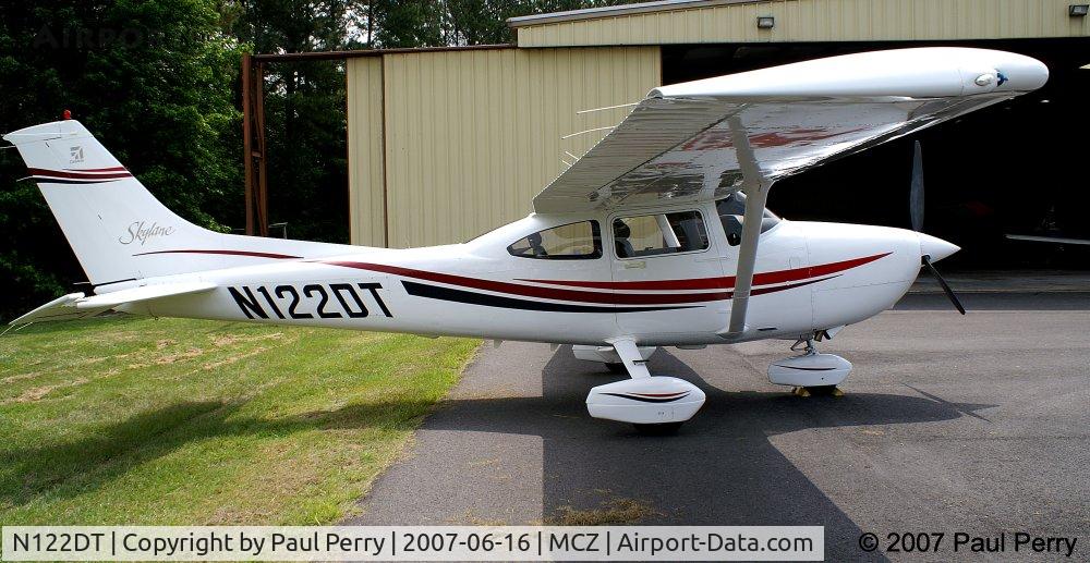 N122DT, 2000 Cessna 182S Skylane C/N 18280908, From this shot, looks like a very long chord wing