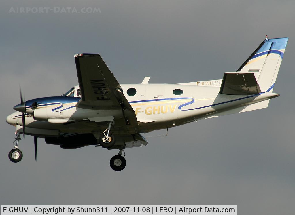 F-GHUV, 1978 Beech E90 King Air C/N LW-278, Landing rwy 32L